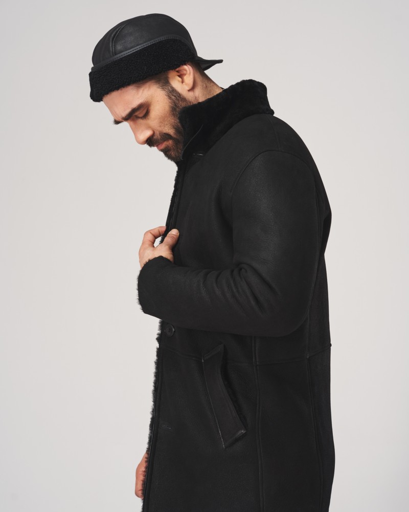 Czarny kożuch męski z wysokim kołnierzem i guzikami, idealny na zimowe dni