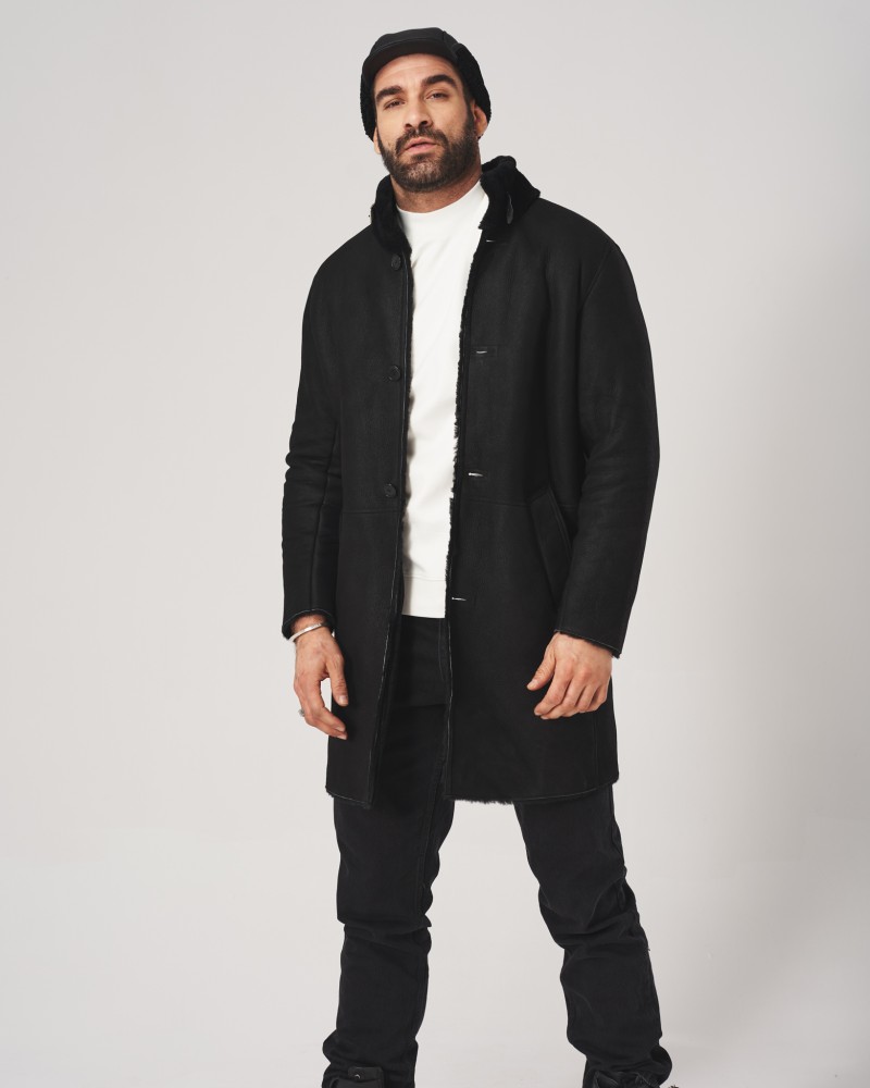 Czarny kożuch męski z kapturem, zapinany na guziki, o prostym kroju i delikatnym wykończeniu
