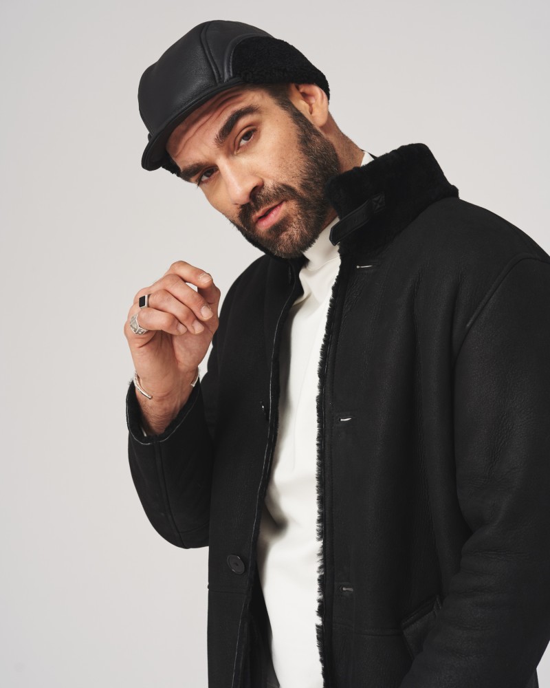 Czarny kożuch męski z miękkim kołnierzem, zapięcie na guziki, idealny na zimowe dni