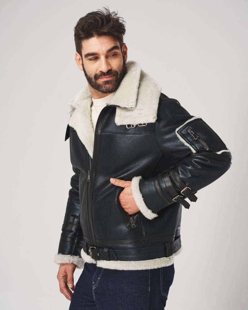 Kożuch męski w kolorze czarnym z białym futrzanym kołnierzem i paskiem w talii