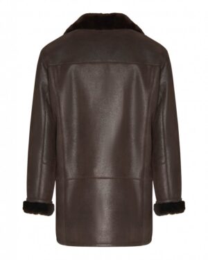 brązowy kożuch męski z miękkim futrzanym kołnierzem i mankietami, klasyczny krój, idealny na zimowe dni