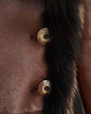 brązowy kożuch damski z futrzanym kołnierzem i dużymi guzikami dekoracyjnymi