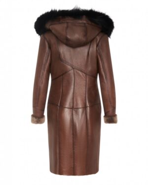 Kożuch damski z kapturem i futrzanym wykończeniem, dopasowany krój i eleganckie detale