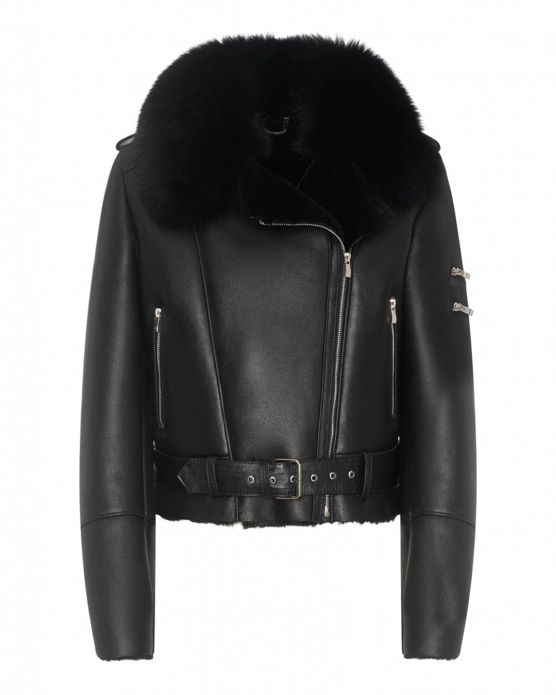 Czarny kożuch damski z futrzanym kołnierzem i paskiem w talii, zapinana na zamek błyskawiczny