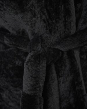 Czarny kożuch damski z miękkiego materiału, z paskiem w talii i eleganckim wykończeniem