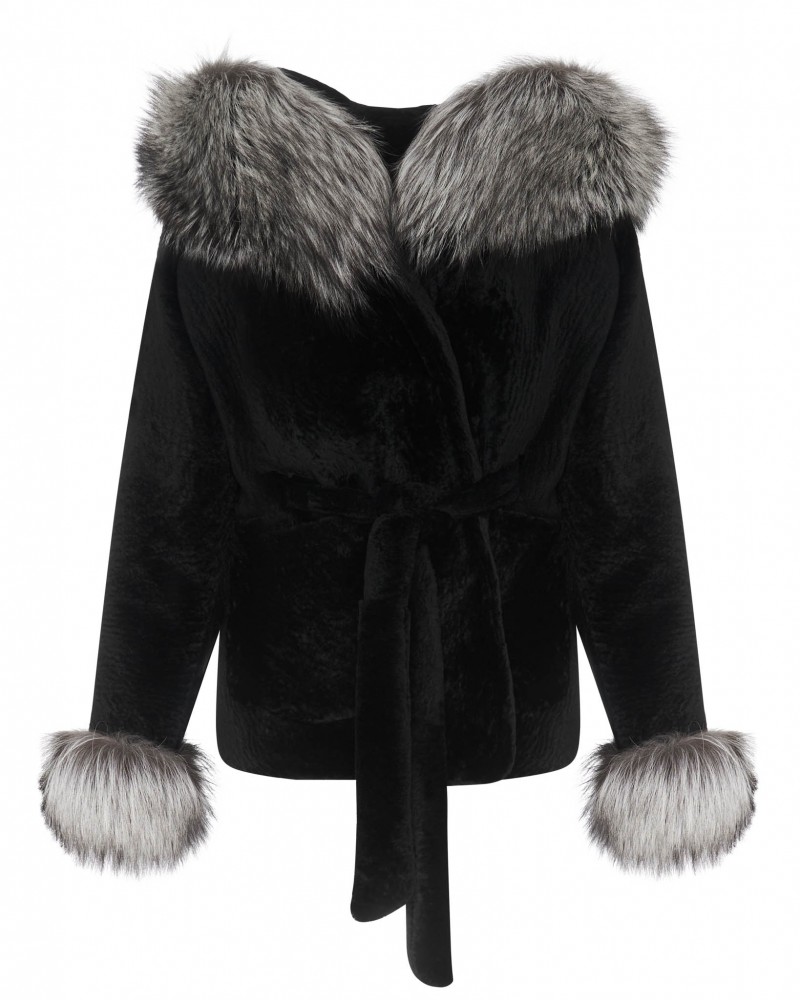 Czarny kożuch damski z szerokim futrzanym kołnierzem i rękawami z futrem, z paskiem w talii