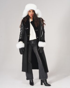 Czarny kożuch damski z białym futrzanym kołnierzem i mankietami, z guzikami i kapturkiem