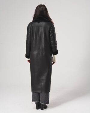 Kożuch damski w kolorze czarnym z miękkim kołnierzem i długim krojem, idealny na zimowe dni