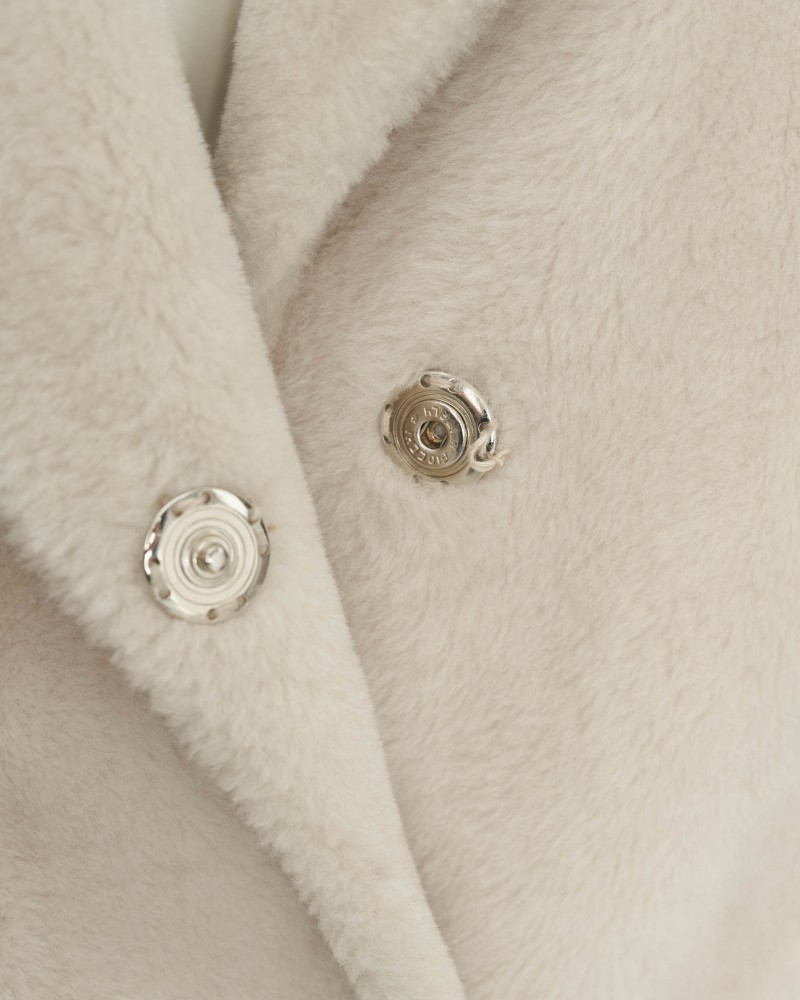 Kożuch damski w jasnym kolorze z eleganckimi guzikami i miękkim wykończeniem