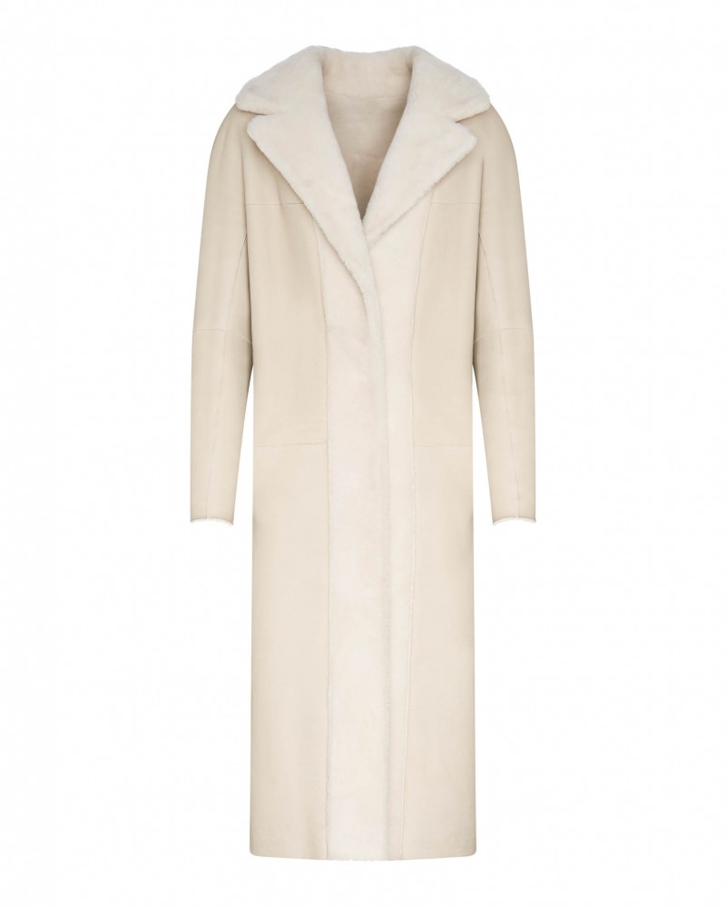 Kożuch damski w jasnym kolorze z szerokim kołnierzem i długim krojem, idealny na zimowe dni