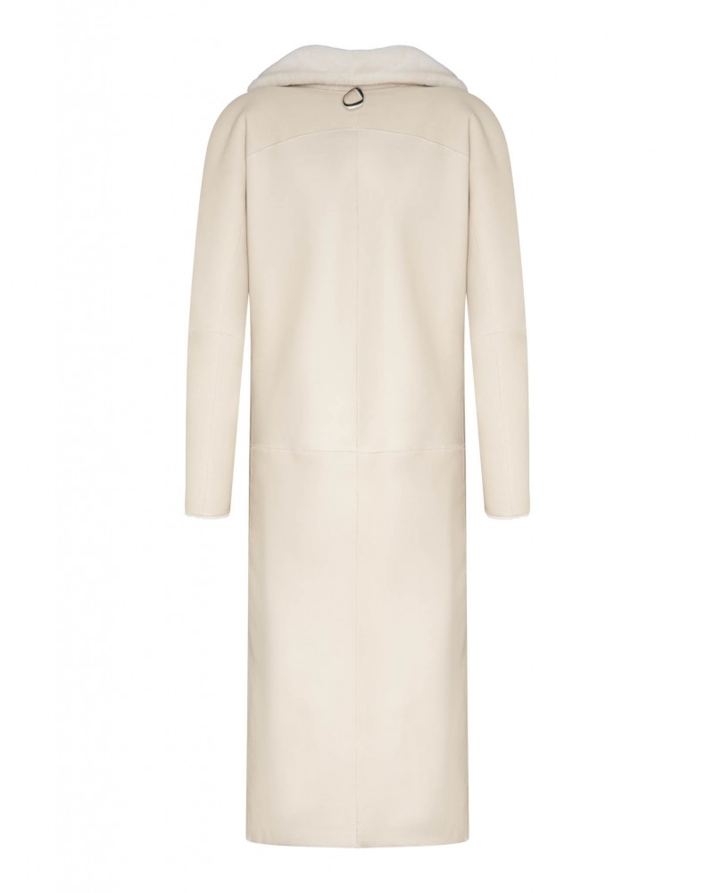 Kożuch damski w kolorze beżowym z kołnierzem i prostym krojem, idealny na zimowe dni