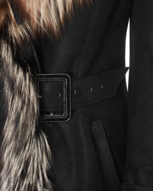 Czarny kożuch damski z futrzanym kołnierzem i paskiem w talii, idealny na zimowe dni