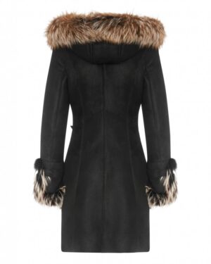 Czarny kożuch damski z kapturem i futrzanym wykończeniem przy rękawach i kołnierzu