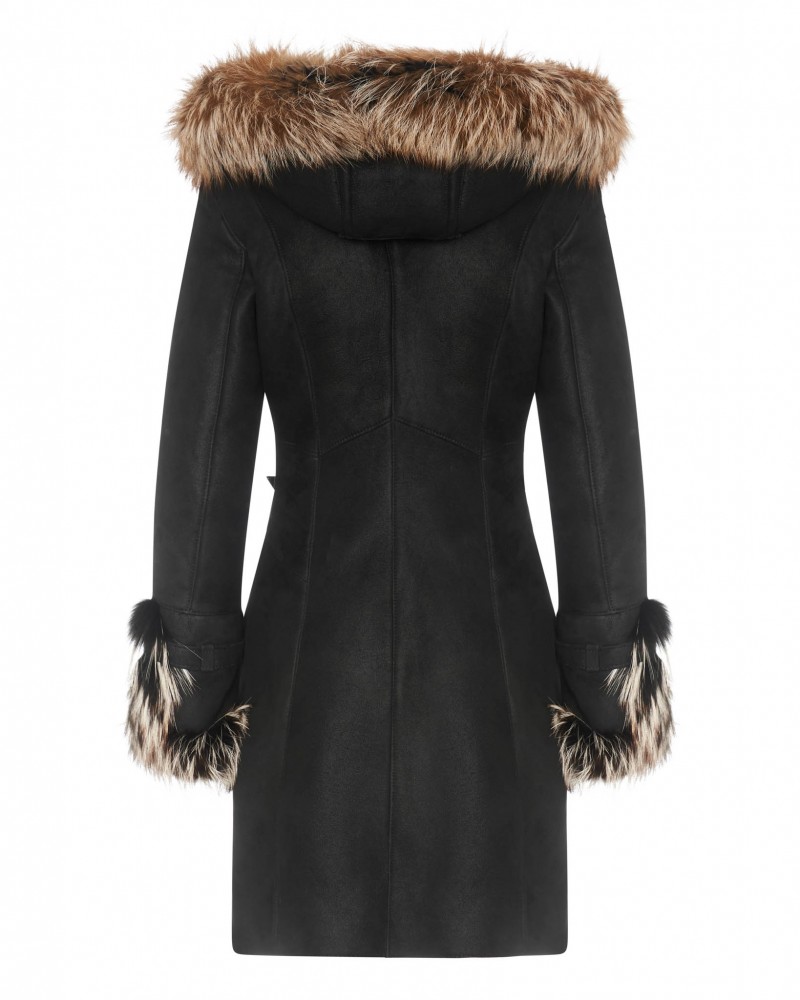 Czarny kożuch damski z kapturem i futrzanym wykończeniem przy rękawach i kołnierzu
