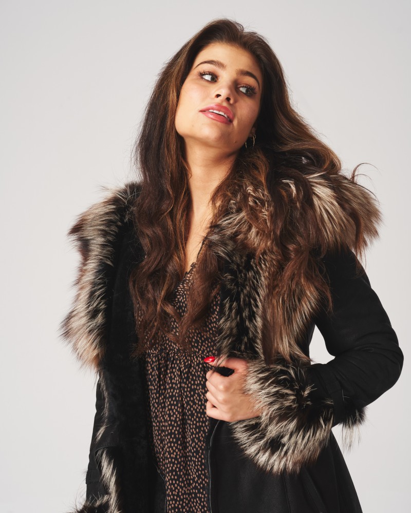 Kożuch damski z futrzanym kołnierzem, czarny, z długimi rękawami i eleganckim krojem