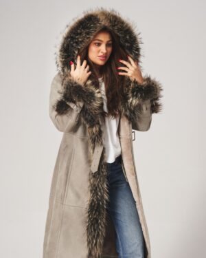 Kożuch damski w jasnym kolorze z futrzanym kapturem i ozdobnymi rękawami, idealny na zimowe dni