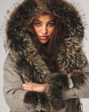 kożuch damski w szarym kolorze z dużym futrzanym kapturem i ozdobnymi rękawami