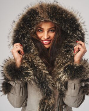 Kożuch damski w odcieniach szarości z dużym futrzanym kapturem i eleganckimi guzikami