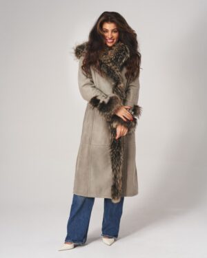 Kożuch damski w jasnoszarym kolorze z futrzanym kołnierzem i rękawami, długi krój, z paskiem w talii