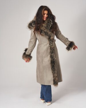 Kożuch damski w beżowym kolorze z futrzanym kołnierzem i mankietami, pasek w talii, elegancki krój