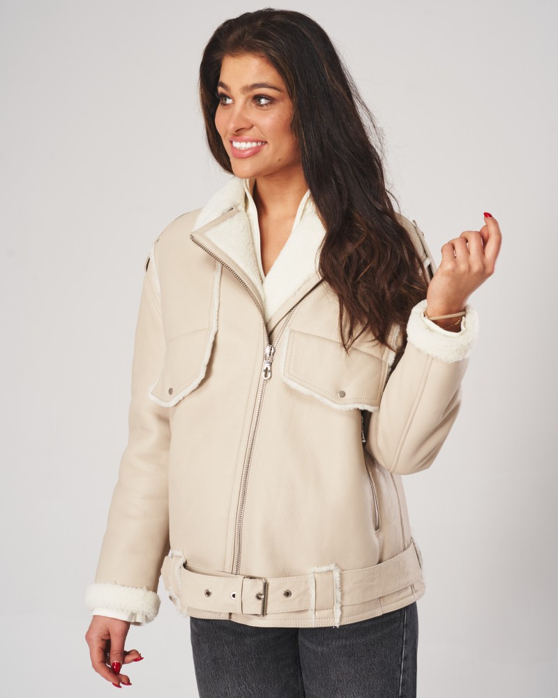 Kożuch damski w jasnym kolorze z futrzanym kołnierzem i paskiem w talii