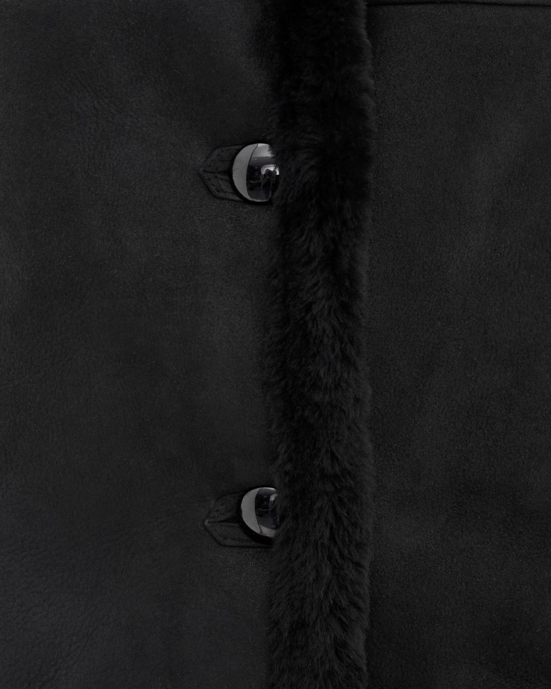 Czarny kożuch damski z miękkim futrem, guzikami i eleganckim wykończeniem, idealny na zimowe dni