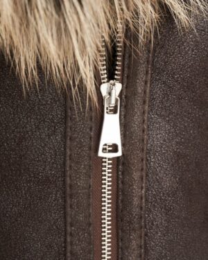 Kożuch damski w ciemnym brązie z metalowym zamkiem i futrzanym kołnierzem