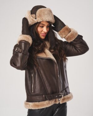 Kożuch damski w kolorze ciemnego brązu z futrzanym kołnierzem i rękawami, z paskiem w talii