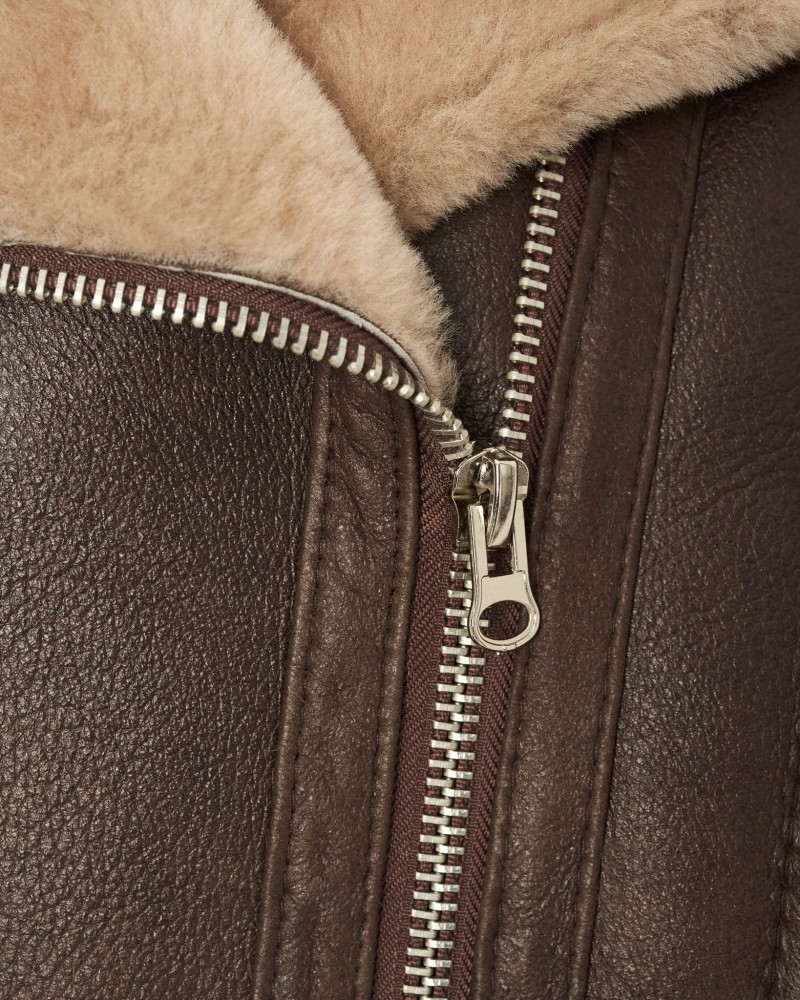 Kożuch damski w brązowym kolorze z miękkim futrem przy kołnierzu i metalowym zamkiem błyskawicznym