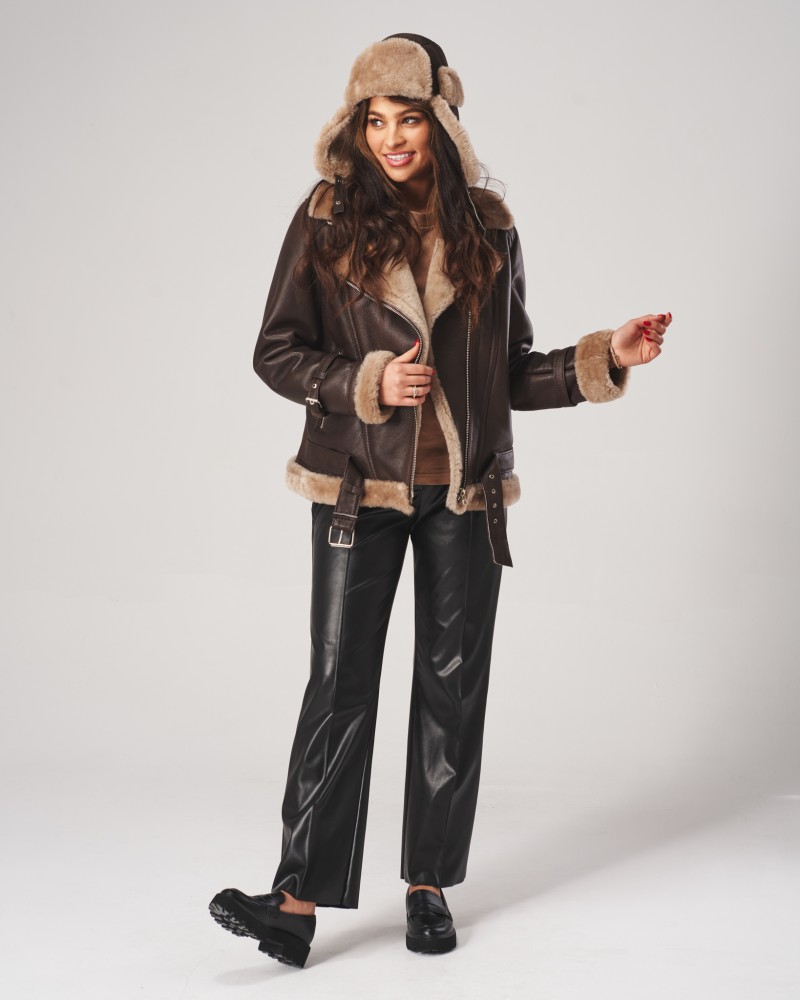 Kożuch damski w brązowym kolorze z futrzanym kołnierzem i mankietami, z paskiem w talii i kapturkiem