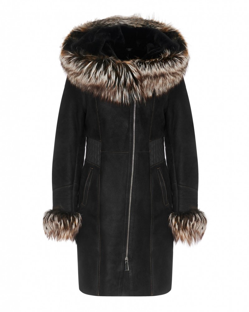 Czarny kożuch damski z kapturem, ozdobionym futrzanym wykończeniem oraz kieszeniami na bokach