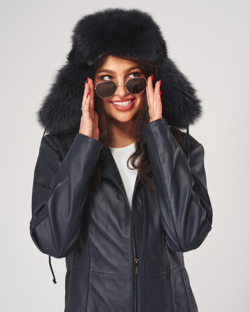 Czapka futrzana granatowa z gładką strukturą i klasyczną, okrągłą formą