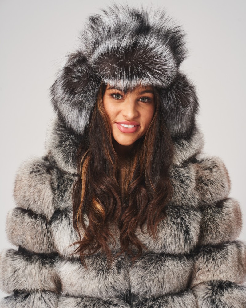 Multikolorowa czapka futrzana z krótkim, błyszczącym włosiem i klasycznym fasonem