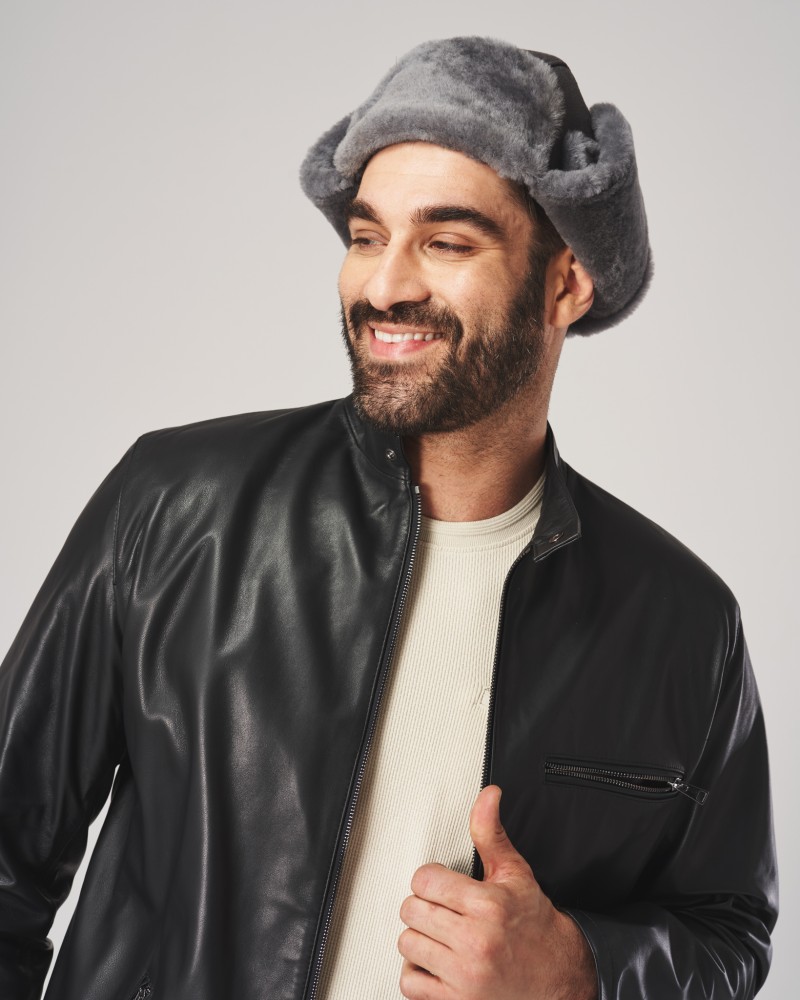 Klasyczna uszatka skórzana w kolorze siwym z grubym podszyciem