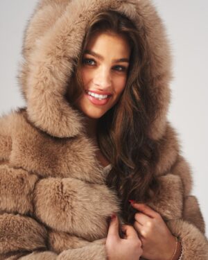 futro naturalne w odcieniu beżowym z kapturem i puszystym kołnierzem, idealne na zimowe dni