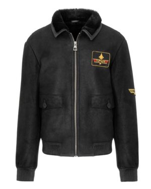 Czarny kożuch męski z futrzanym kołnierzem, zapinana na zamek, z naszywkami i kieszeniami.