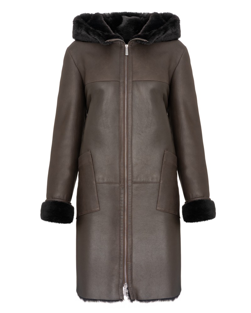 Kożuch damski w kolorze ciemnobrązowym z kapturem i futrzanym wykończeniem na rękawach i kołnierzu