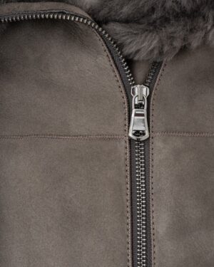 Kożuch damski w odcieniu szaro-brązowym z futrzanym kołnierzem i metalowym zamkiem błyskawicznym