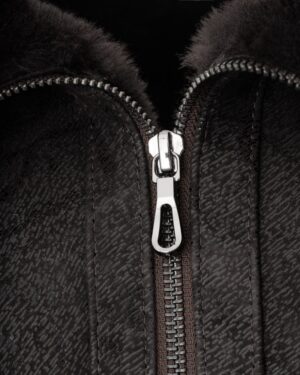 Kożuch damski w kolorze czarnym z metalowym zamkiem i miękkim futrem przy kołnierzu