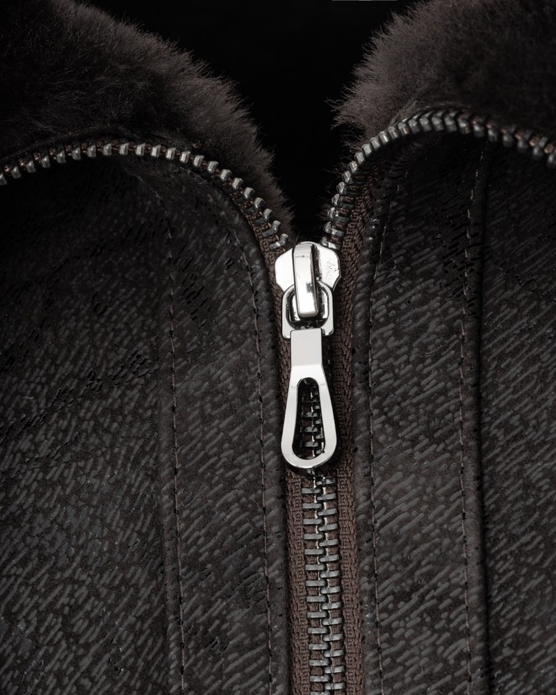 Kożuch damski w kolorze czarnym z metalowym zamkiem i miękkim futrem przy kołnierzu