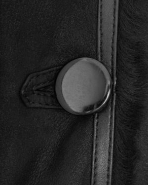 Czarny kożuch męski z dużym guzikiem, elegancki krój, idealny na zimowe dni