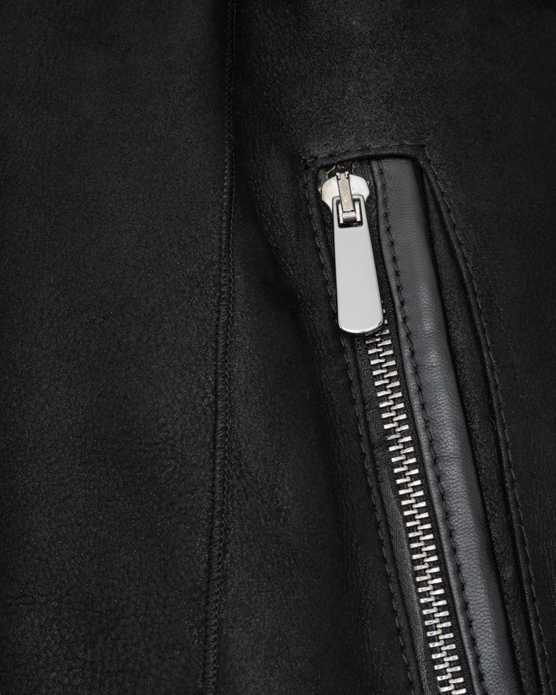 Kożuch damski z zamkiem błyskawicznym i eleganckimi detalami, idealna na zimowe dni