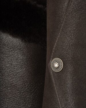 Kożuch damski w ciemnym odcieniu z ozdobnym guzikiem i miękkim kołnierzem z futra