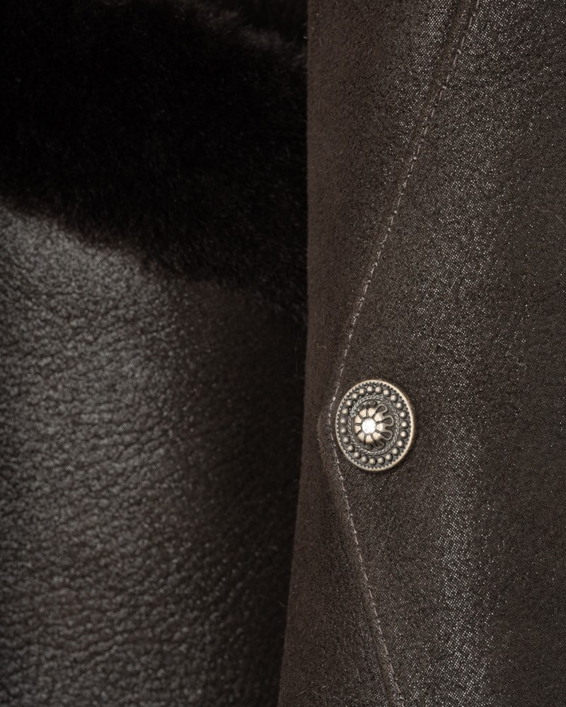 Kożuch damski w ciemnym odcieniu z ozdobnym guzikiem i miękkim kołnierzem z futra