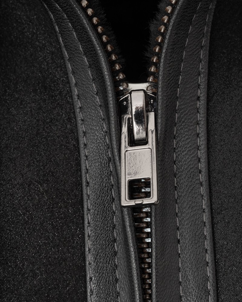 Kożuch męski z metalowym zamkiem i delikatnym wykończeniem na kołnierzu