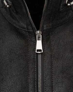 Kożuch męski w kolorze czarnym z zamkiem błyskawicznym i ozdobnymi przeszyciami
